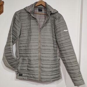 NWOT Saucony Men's XL Hurricane Insulated Taupe Puffer Zip Up Jacket Hooded